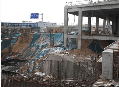 中鐵建工集團(tuán)鄭州南站拌和站料倉無車輛沖洗設(shè)施砂石物料露天堆放